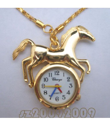 pendentif doré montre avec cheval